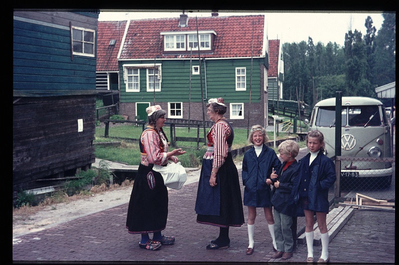 09.Marken apr 1971 Brigitte,Marion,Peter.JPG